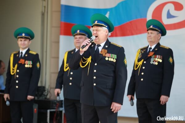 Черкесск отметил День Победы песнями военных лет и красочным салютом