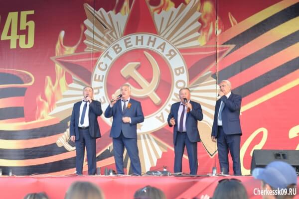 Черкесск отметил День Победы песнями военных лет и красочным салютом