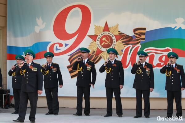 Черкесск отметил День Победы песнями военных лет и красочным салютом
