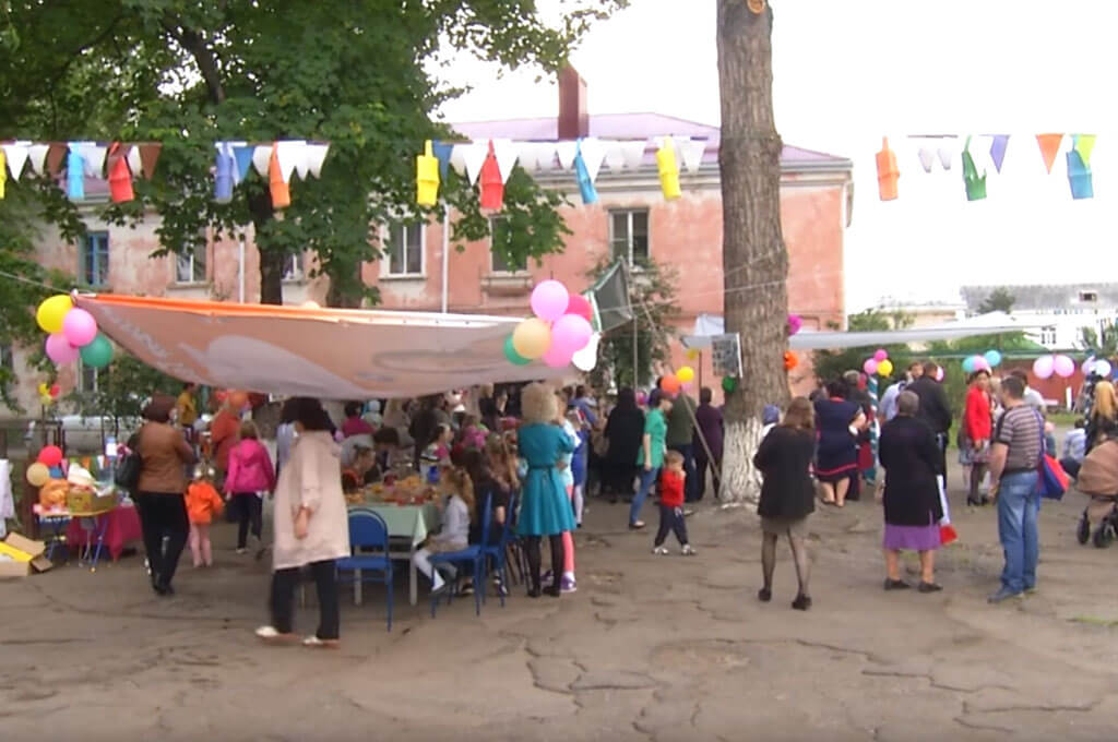 Жители одного из микрорайонов Черкесска провели праздник двора (ВИДЕО)