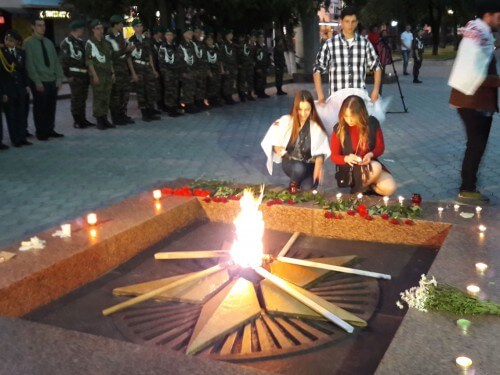 Более 500 жителей и гостей Черкесска зажгли «Свечи Памяти» в городском парке Победы