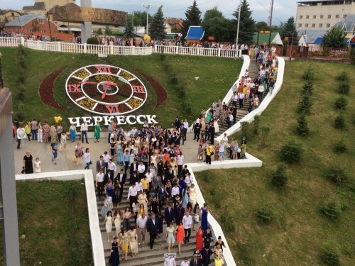 ПЕРВЫЙ КАНАЛ: Свыше 700 тысяч российских одиннадцатиклассников по всей стране отметили окончание школы