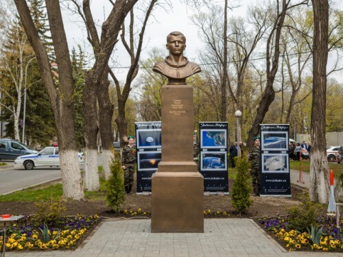 В День космонавтики в столице КЧР открыли бюст Юрию Гагарину