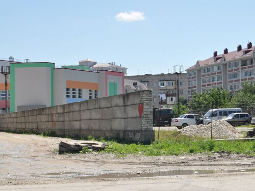 В Черкесске снесут автостоянку, самовольно возведенную частным лицом