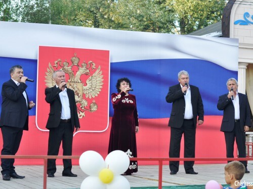 В Черкеске отметили День государственного флага России массовыми гуляниями, подвижными играми и концертом