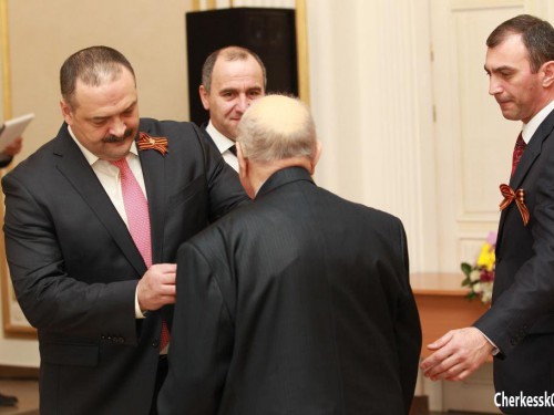 Полпред Президента РФ в СКФО и Глава КЧР вручили ветеранам республики памятные медали