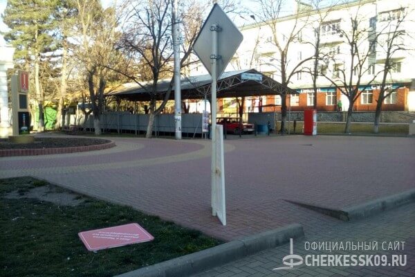 Повреждена местная достопримечательность - Знак в Черкесске, рядом с которым все фотографируются - до решения
