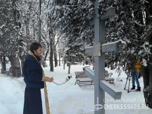 В Черкесске Поклонный Крест из Центрального сквера перенесен на территорию Никольского собора