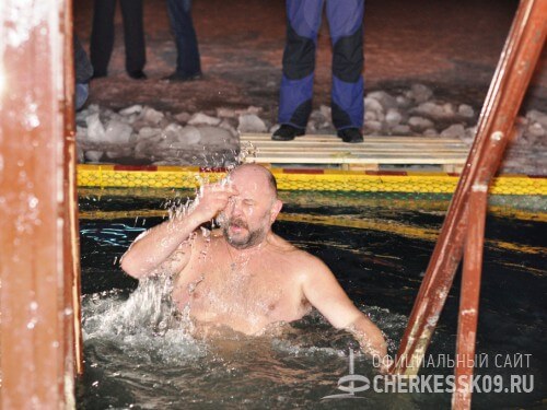 Около трех тысяч человек приняли участие в Крещенских купаниях в парковом водоеме Черкесска