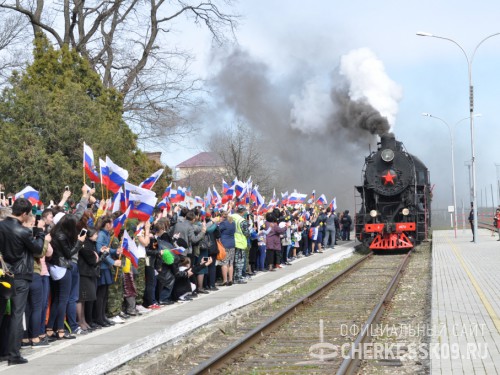 В Черкесске более 2 тысяч человек приветствовали ретро-поезд «Победа»