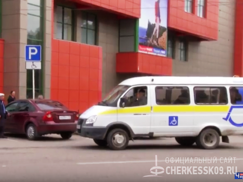 В столице КЧР продолжается борьба с незаконной парковкой транспорта на местах для инвалидов
