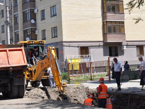 В Черкесске на одной из центральных улиц начались работы по замене теплотрассы