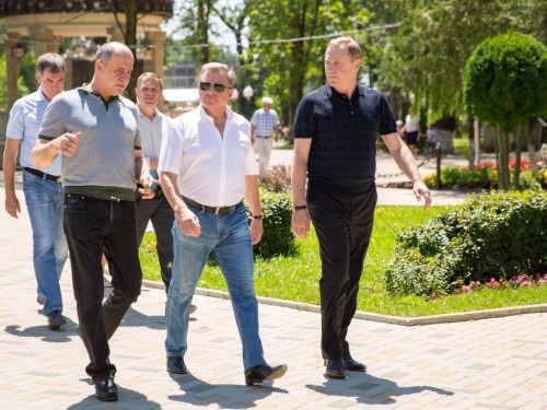 Полпред Президента РФ в СКФО Олег Белавенцев в рамках официального визита в КЧР посетил парк «Зеленый остров» в Черкесске