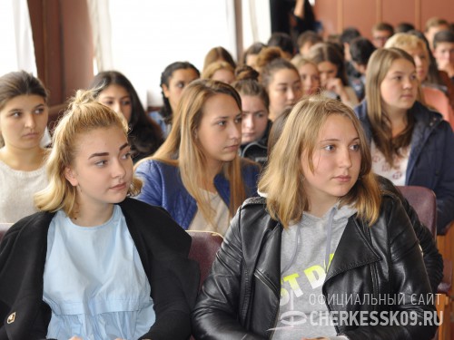 В Черкесске студентам Индустриально-технологического колледжа рассказали, как не стать жертвой терроризма