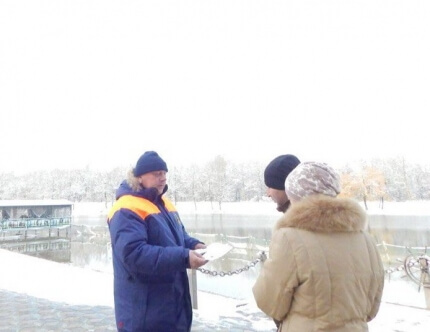 Сотрудники МЧС провели инструктаж с жителями города Черкесска по недопущению происшествий на водоемах