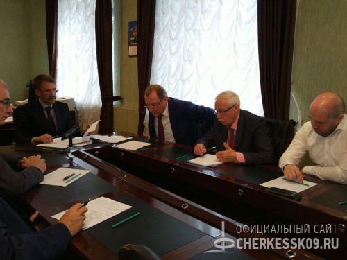Мэр Черкесска поддержал  инициативу депутатов Гордумы о включении в бюджет на 2018 год средств на охрану школ и обслуживание турникетов