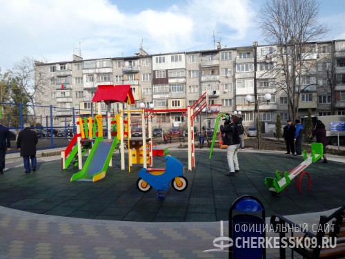 В Черкесске в рамках проекта «Городская среда» завершен ремонт 11 дворов многоквартирных домов и благоустройство сквера на Доватора