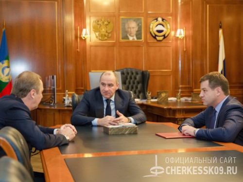 Рашид Темрезов поручил организовать новогоднюю торговлю в столице Карачаево-Черкесии в едином стандарте