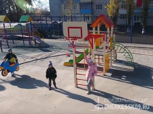 Депутаты из «Единой России» проинспектировали состояние благоустроенных дворов Черкесска