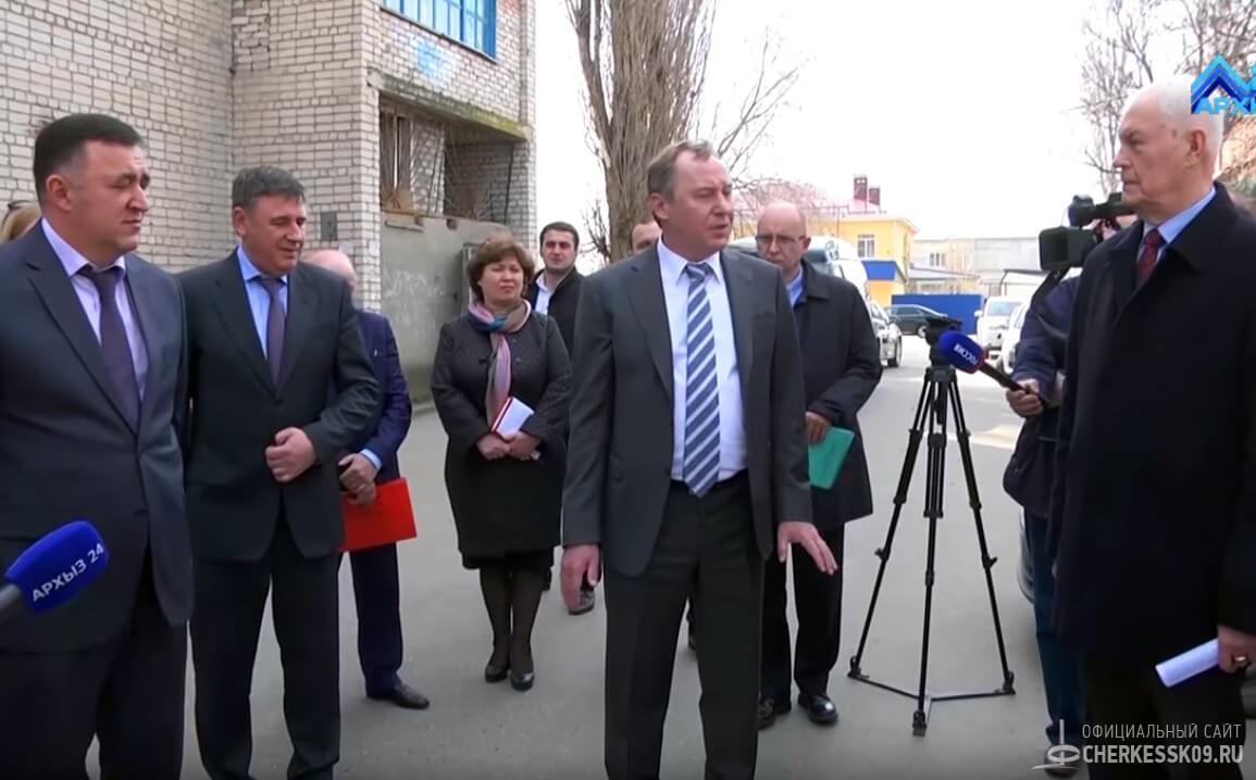 В Черкесске решат вопросы жителей, обратившихся в Мобильную приемную Президента страны