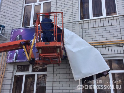 В Черкесске приступили к демонтажу незаконно установленных рекламных конструкций