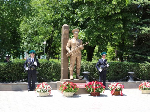 Памятник героям-пограничникам открыли в Черкесске в день 100-летия пограничной службы