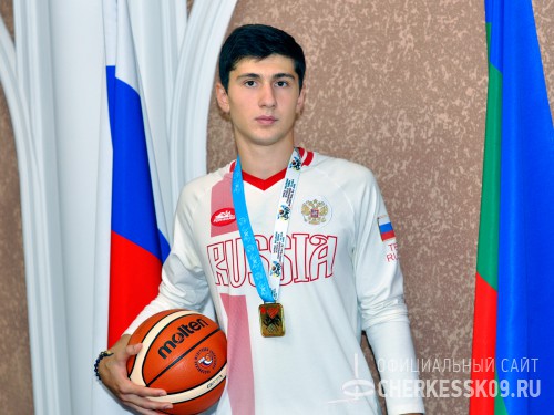 Воспитанник ДЮСШ № 1 Черкесска Хасан Кипкеев стал чемпионом мира по стритболу