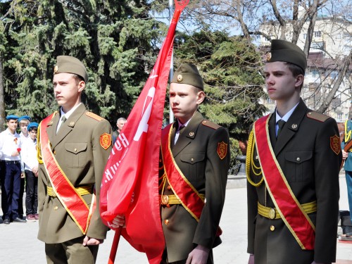 Патриотическая эстафета «Встреча Знамени Победы» стартовала в Черкесске в преддверии 9 мая