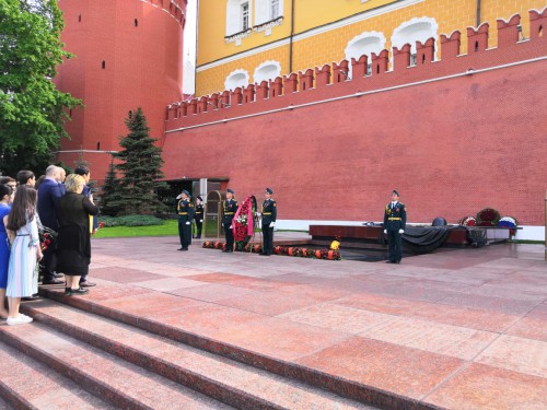 Молодежь Черкесска впервые заступила на пост у Могилы Неизвестного Солдата в Москве