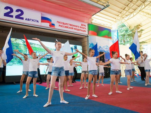 В Черкесске отметили День флага России