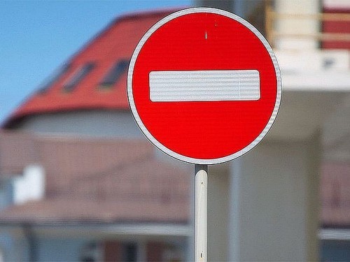 В Черкесске введено ограничение движения транспорта на некоторых участках двух улиц