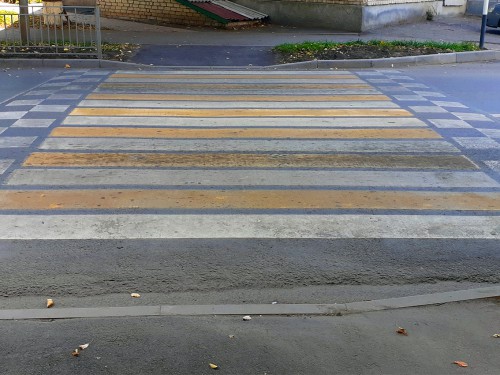 В Черкесске ведутся работы по благоустройству тротуаров и пешеходных переходов