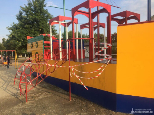 В парках и скверах Черкесска начался ремонт детских игровых комплексов и спортивных объектов