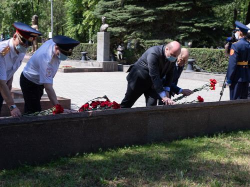 Руководители Карачаево-Черкесии и республиканского центра возложили цветы к Вечному огню