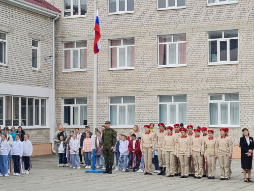Учебная неделя в гимназии № 18 Черкесска началась с гимна и поднятия флага России